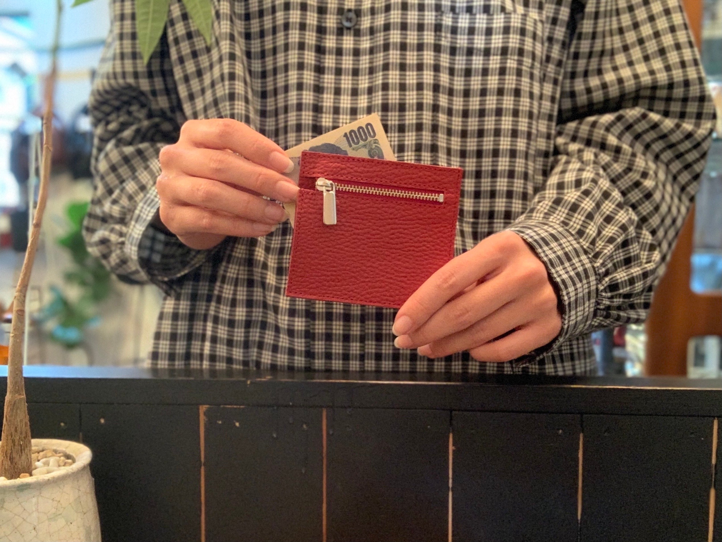 お札は隙間に挟むだけ！ミニマムなのに使いやすい機能性。【本革