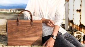 都会の真ん中でも木の温もりを。自然素材で作られた木皮革手提げカバン「木入三分」