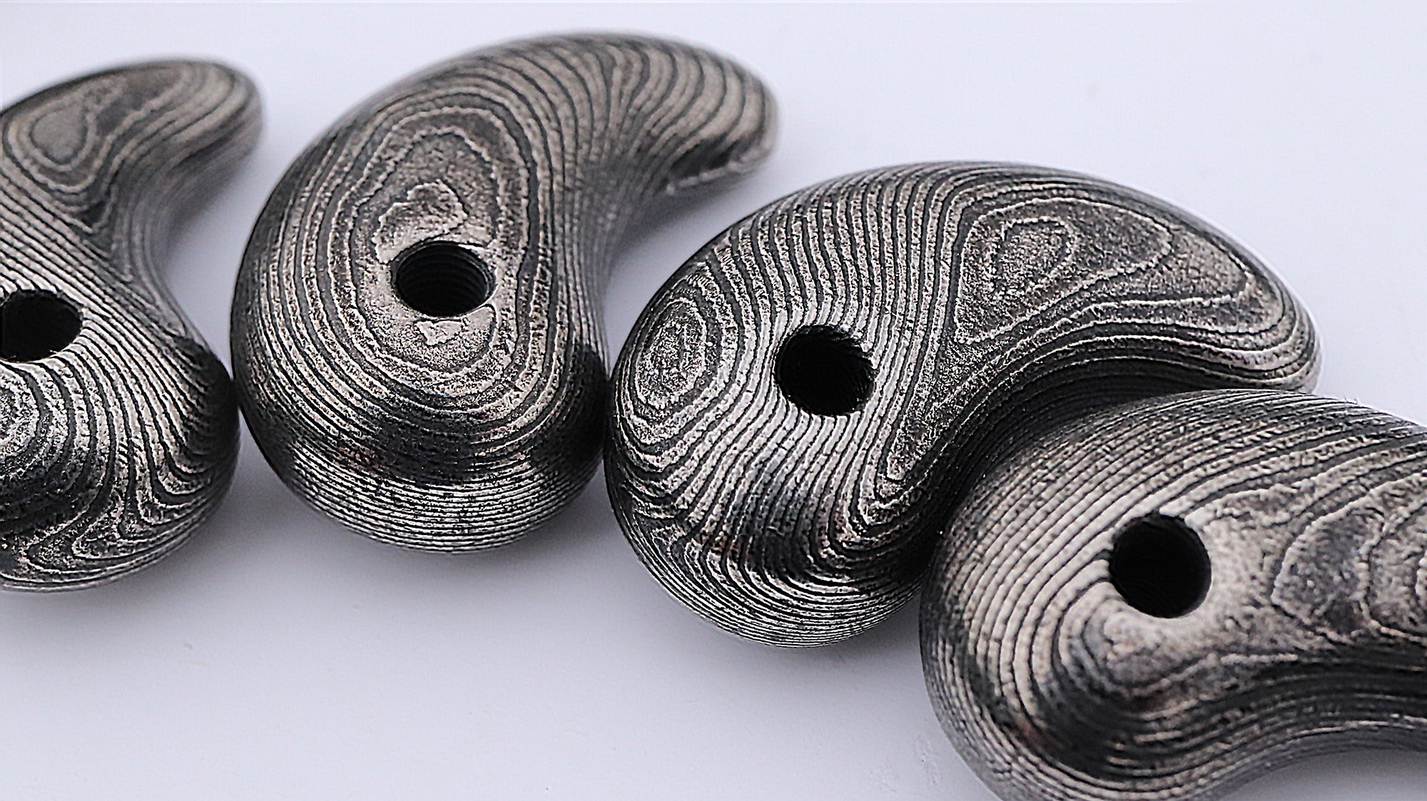 高級鋼材【40層以上のダマスカス鋼】で作った“神秘の勾玉”お守り