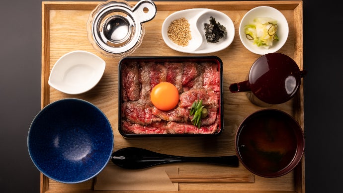 黒毛和牛レアステーキ重「一食で3通りの美味しさ」。日本伝統の味を