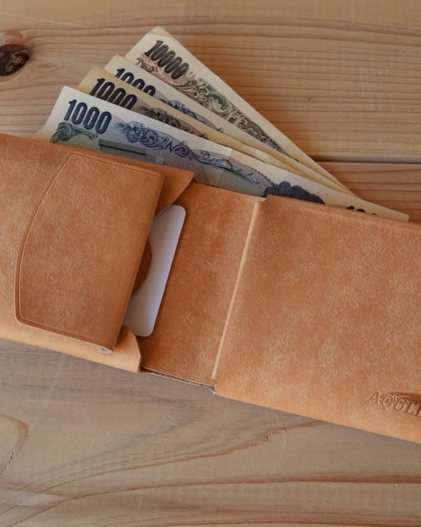 無駄な動きは削ぎ落とす。スマートに出し入れ可能な1枚革財布【nolun