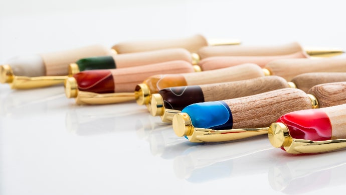 高級家具材に使われる銘木で感じる木のぬくもり。｢飛騨五木ボールペン