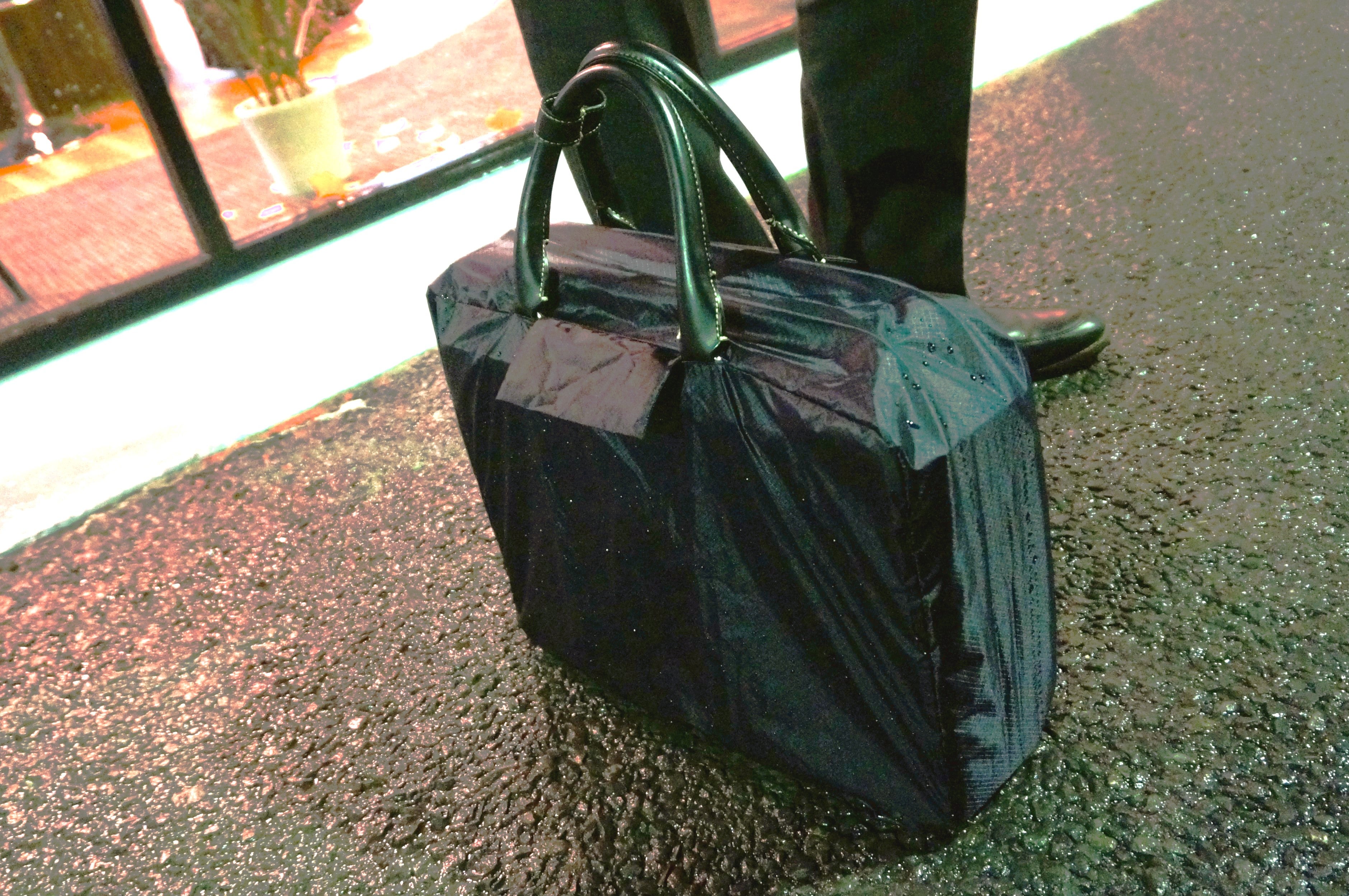 雨の備えを持ち歩く、耐水性に優れたビジネスバック専用レインカバー