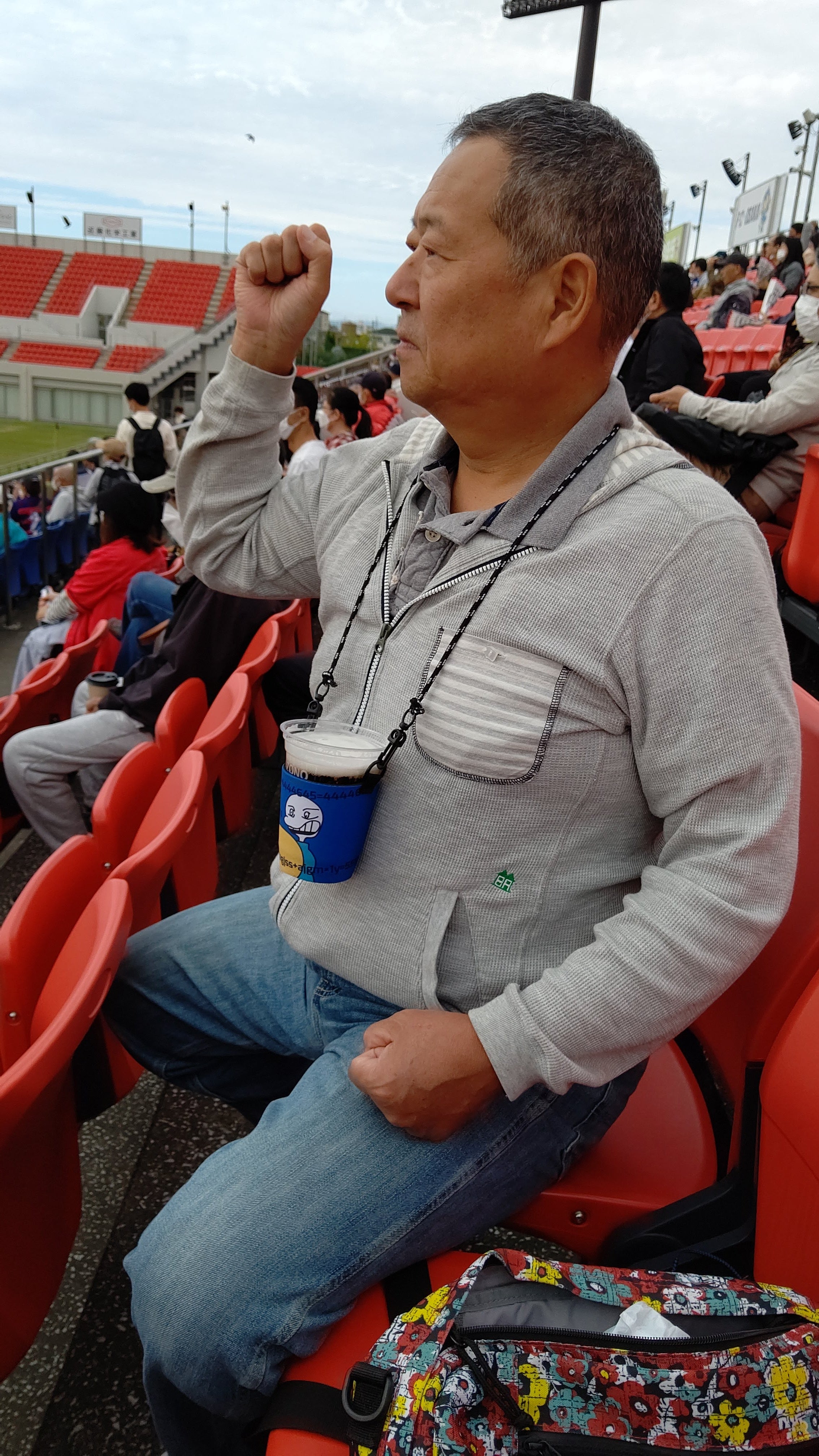 ドリンクカップを首からぶら下げられる！両手がフリーになる軽快カップ