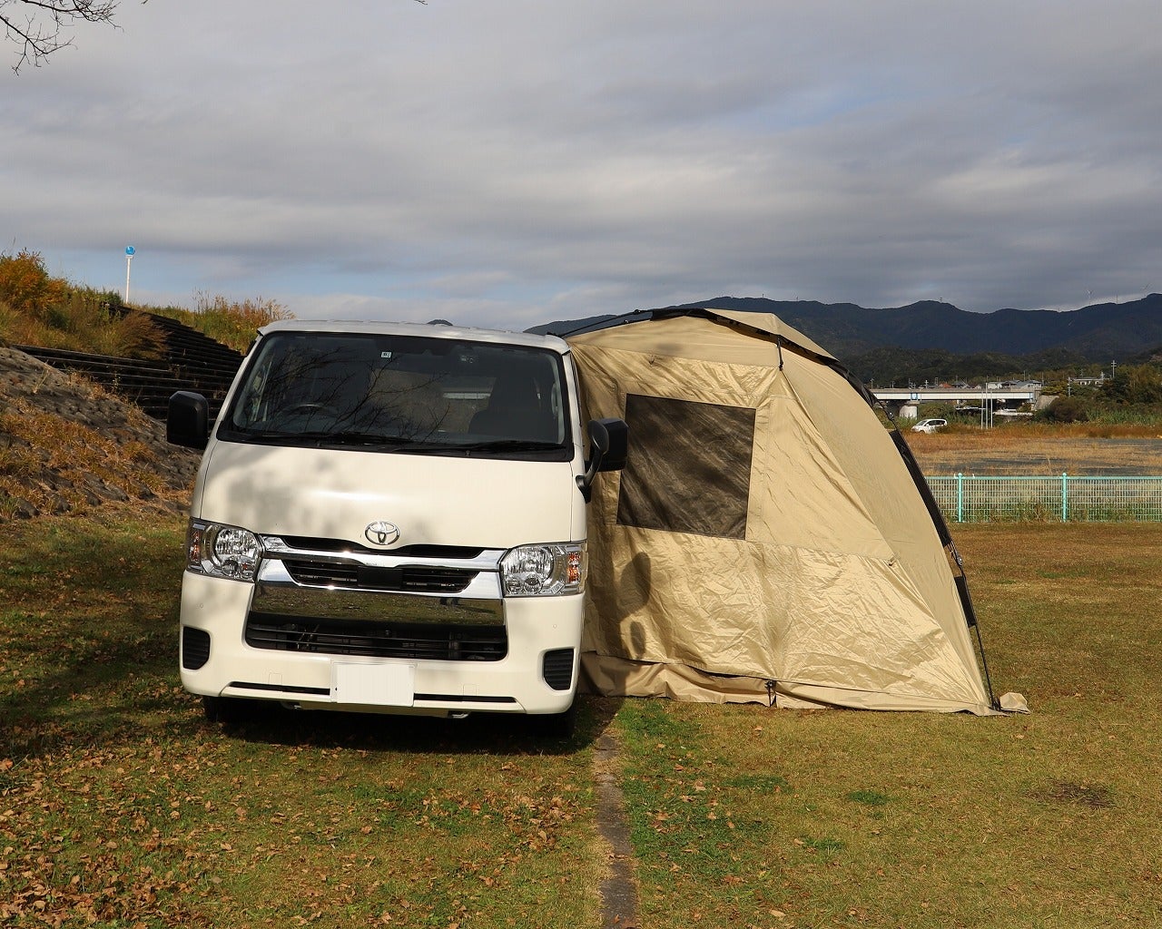 ワンタッチ式で設営ラクラク！アウトドアで活躍するカーサイドタープ