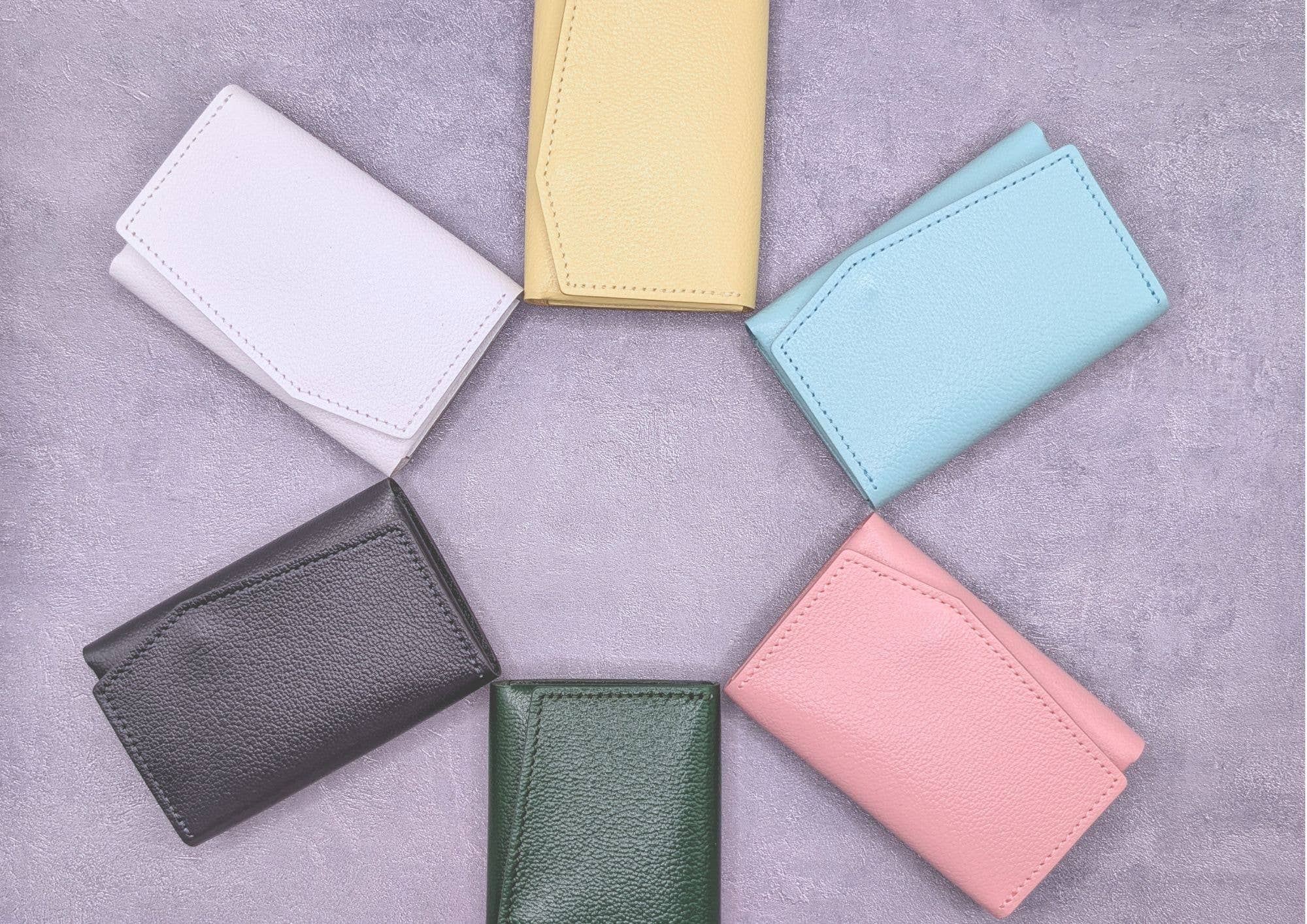 HADOU LEATHER Experience グリーン レザー Makuake｜独自構造でスルスル出し入れ。まるでお札・摩擦レス