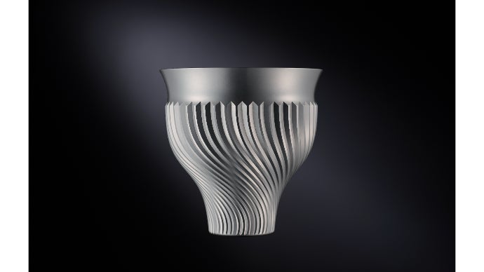 美味しさを 研ぎ澄ます、超ジュラルミン製の酒器。HAKUSAKU 薄削