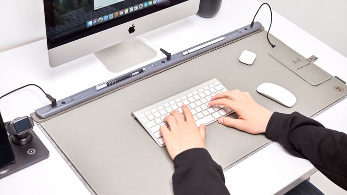 こんなに仕事効率が上がるなんて!デスクの上をスッキリさせるIT対応デスクマット