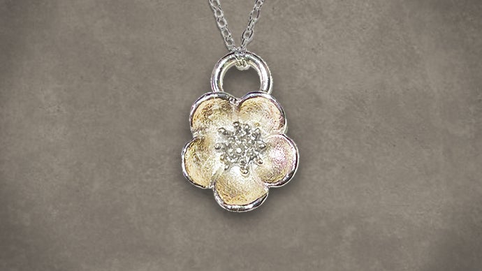 首元で輝く技術と造形美。富山県伝統の鋳造技術が生み出す精巧なお花の