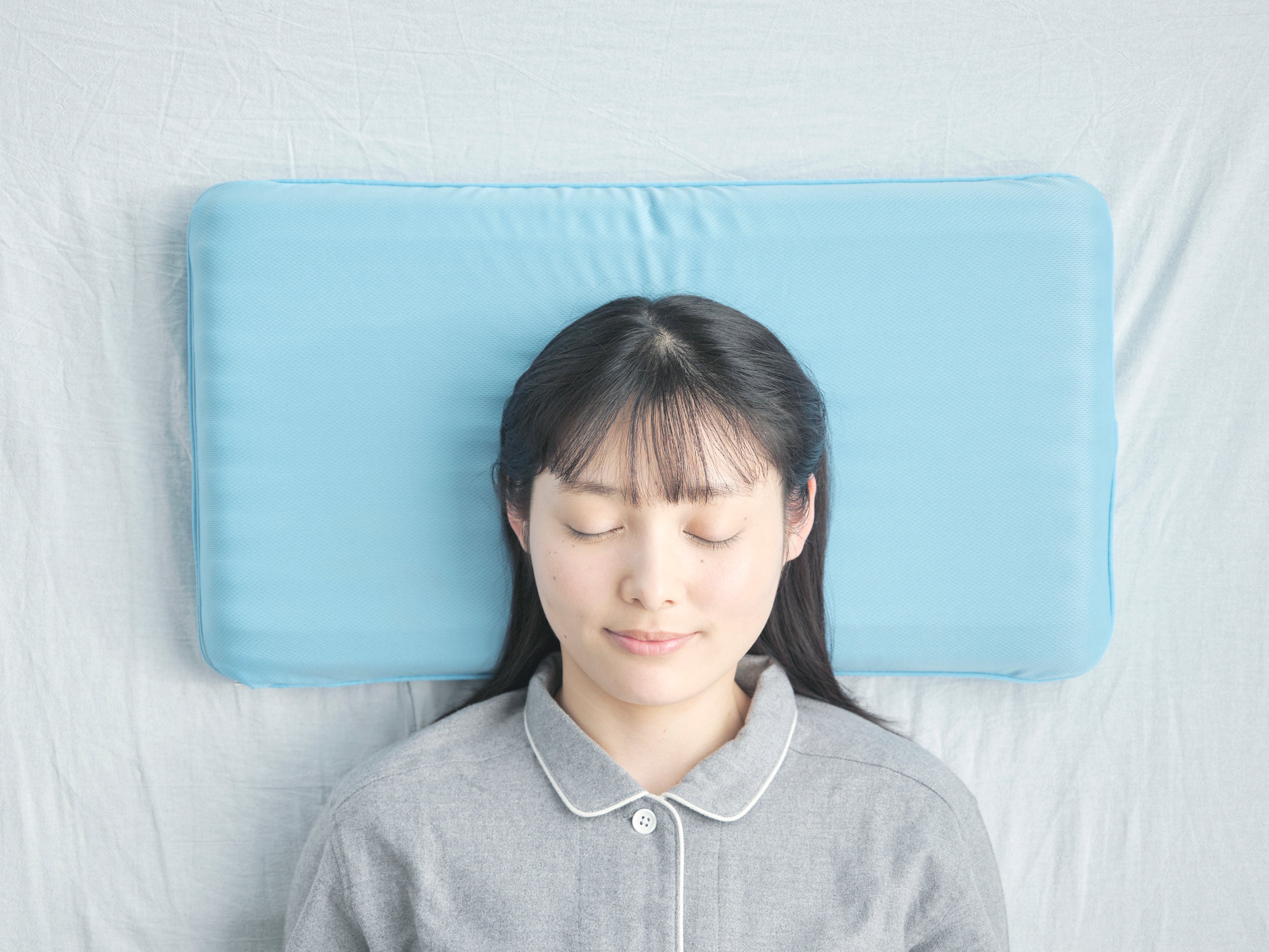 グミのようなほどよい新感触。独自の窪みが頭と首の負担を軽減！眠りが