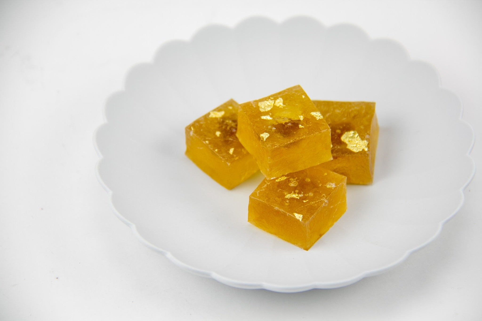 キラキラで可愛い！特許製法と山梨の果物で作るレア食感の琥珀糖