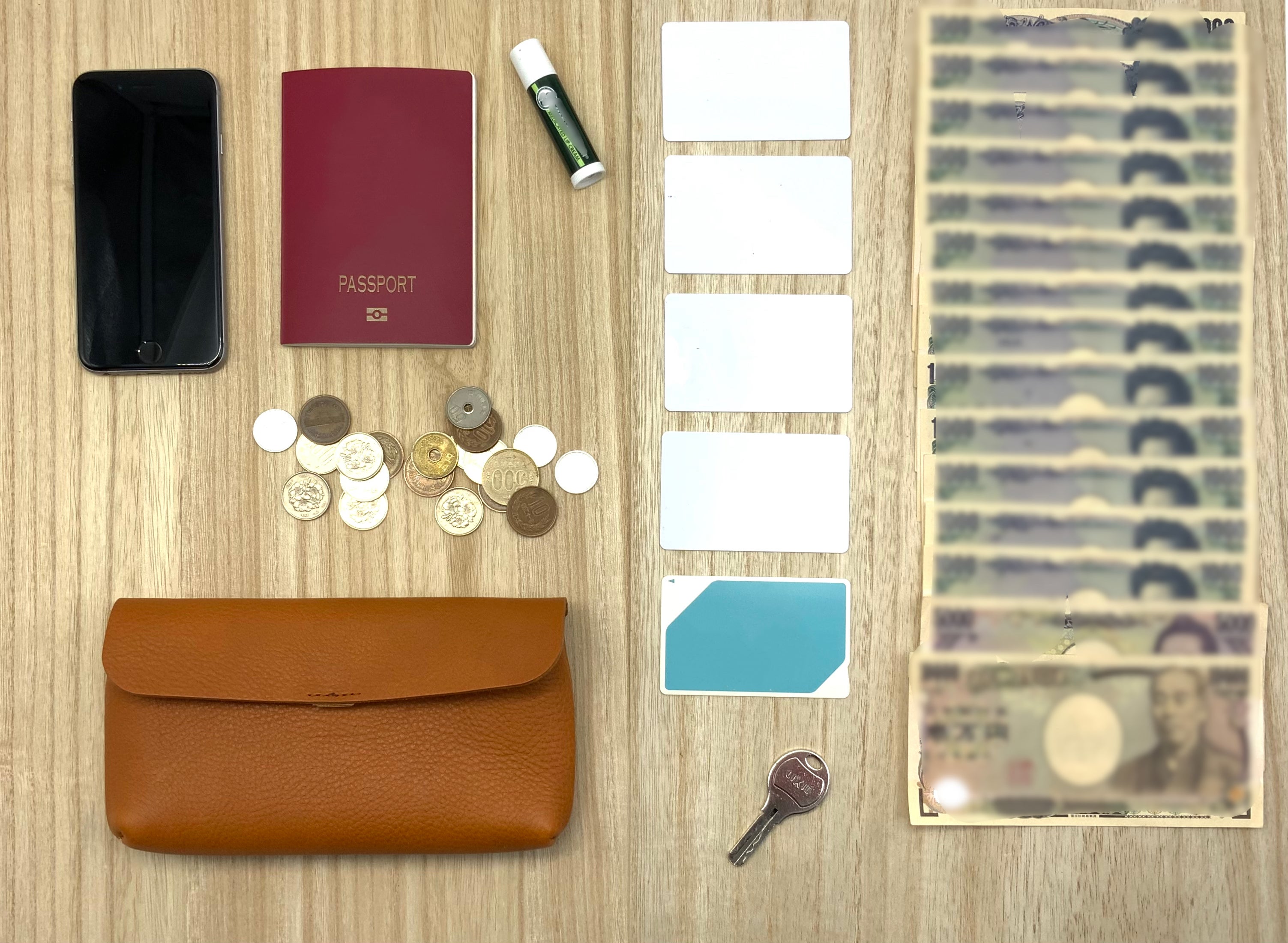 これ一つでお出かけ】財布とスマホポーチが融合。「ヌメシュリンク革