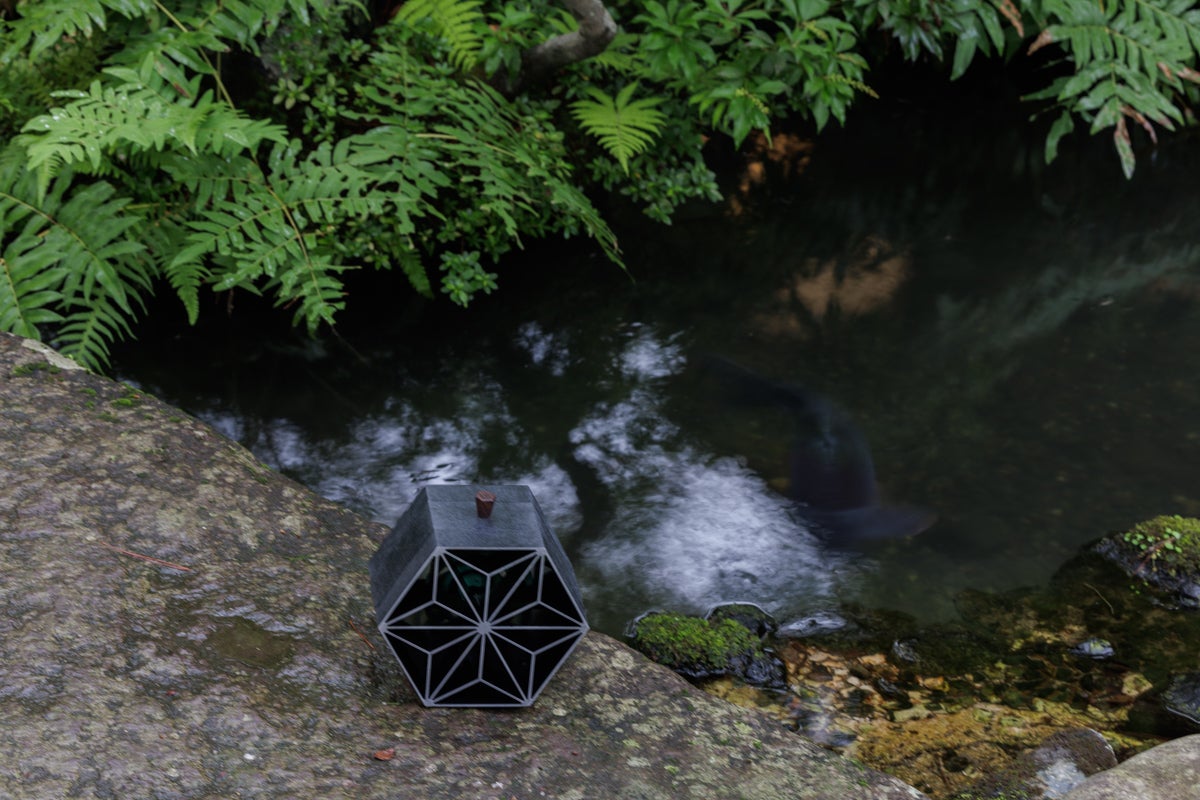 アルミでつくり出す精緻な日本の伝統美｜工業と工芸が混ざり合う香炉