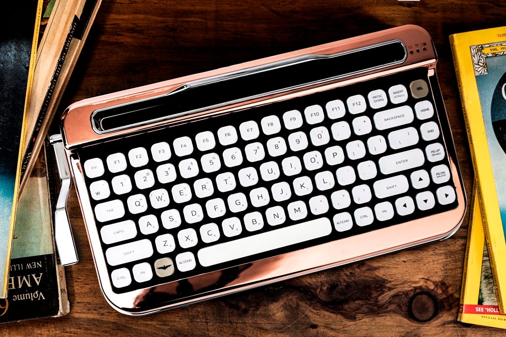 レトロな感性。タイプライターワイヤレスキーボードPENNAからローズ