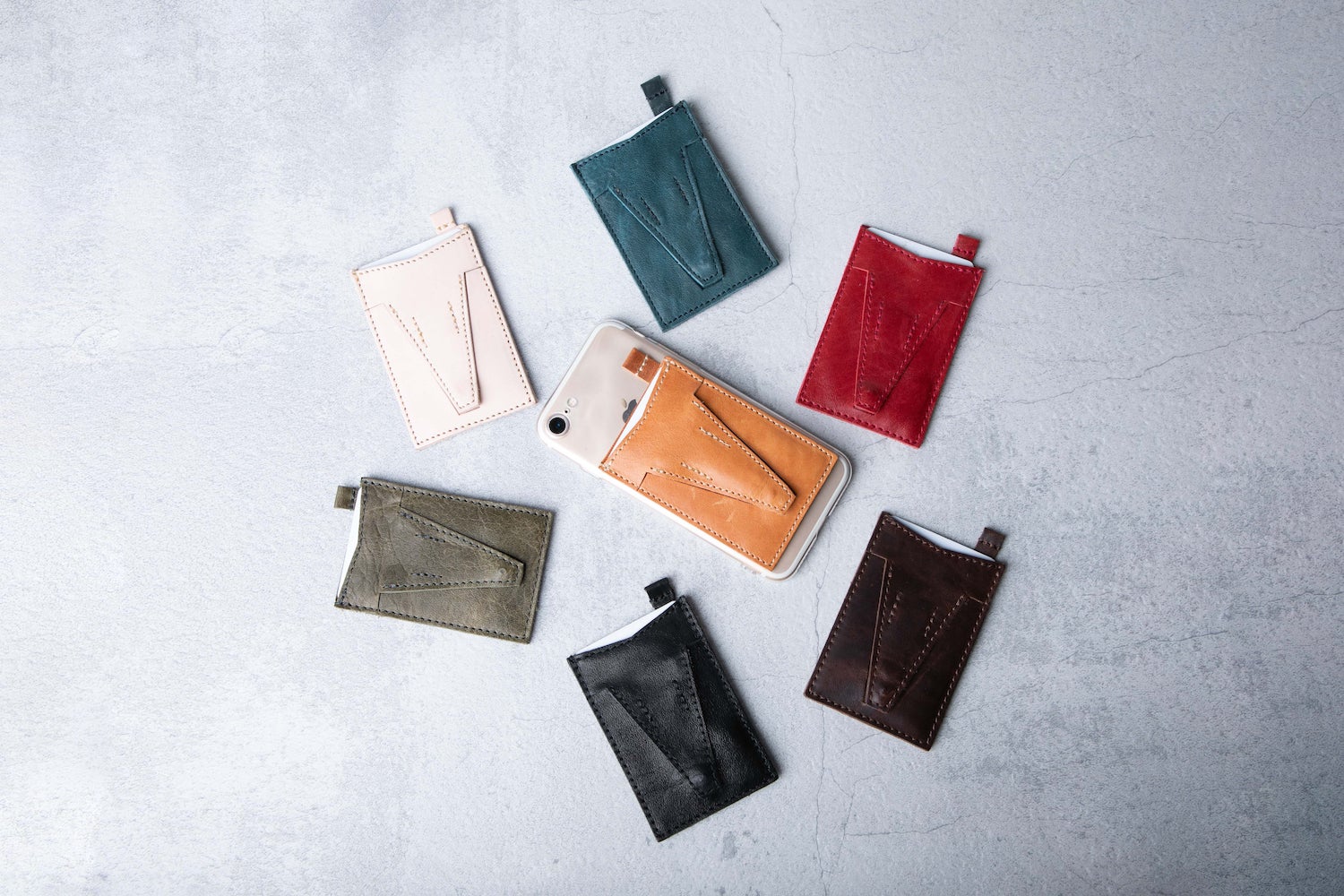 あらゆるスマホに対応！これ一つでお出かけできるスタンドに、カードも