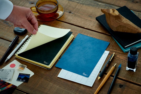 至高の書き心地を、どこでも。ソフト/ハードを選んで使えるデスクマット付き下敷き