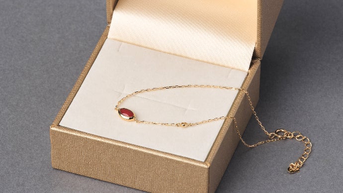 深海300mで採れる深紅の希少石。血赤珊瑚ジュエリーを、あなたの日常に