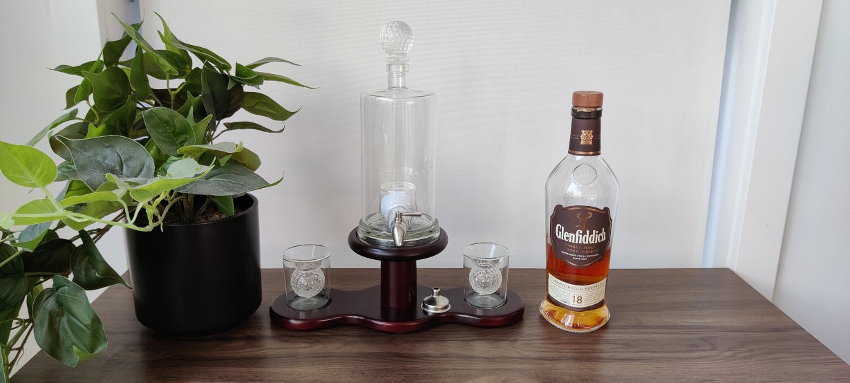 ゴルフ　お酒　インテリア ラウンド後の至福の一杯】幻想的に浮かぶゴルフボール。優雅に嗜む