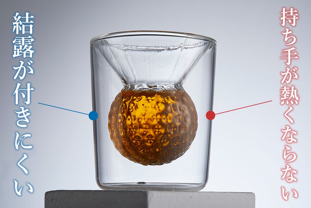 ラウンド後の至福の一杯】幻想的に浮かぶゴルフボール。優雅に嗜む