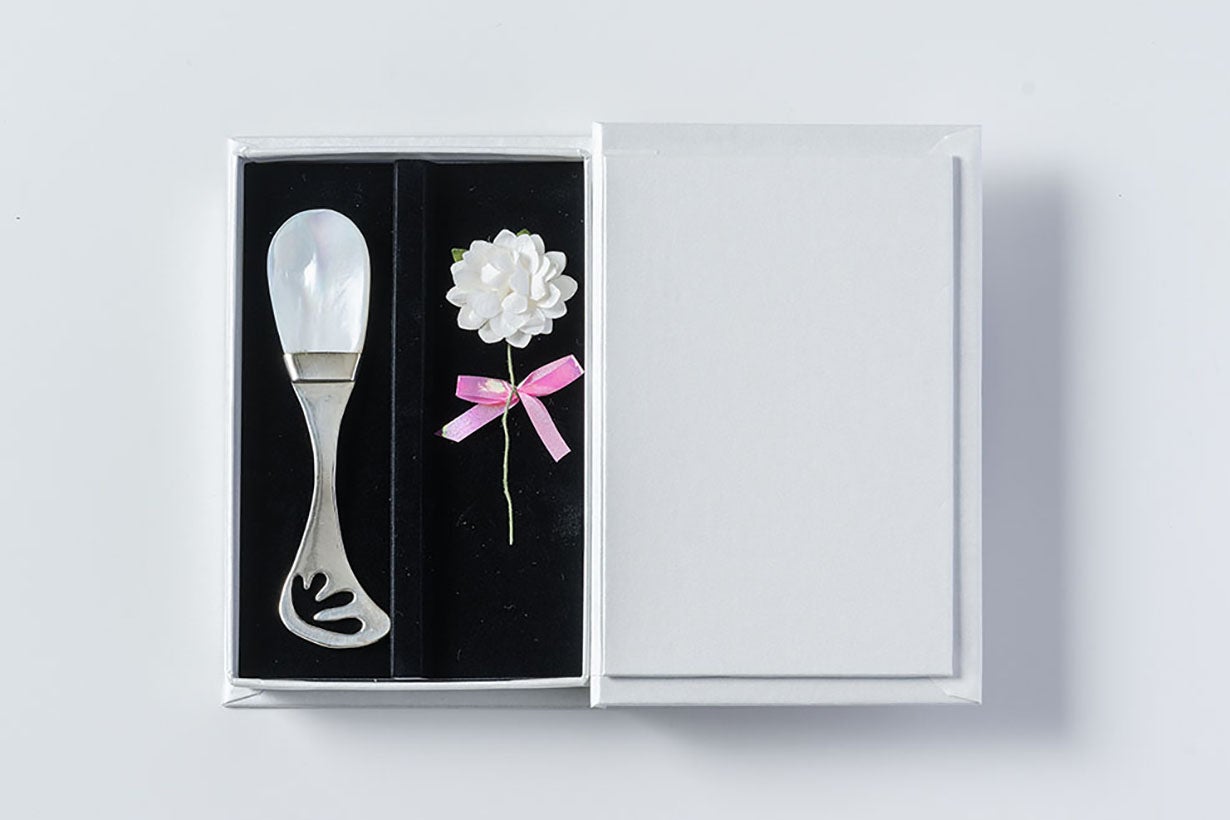 新しいギフトの定番【マザーオブパールスプーン】が誕生しました