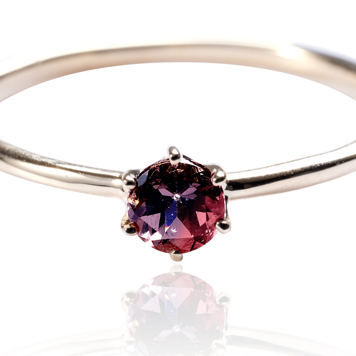 紫から深紅へ】光で色彩が移り変わる宝石『カラーチェンジガーネット