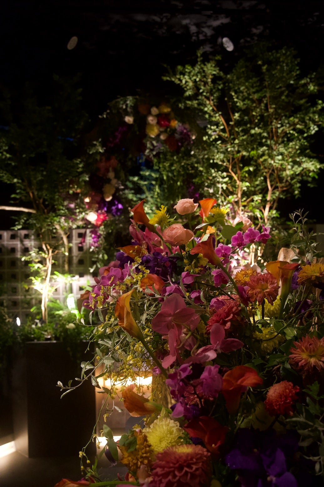 Makuake｜【完全会員制】恵比寿の夜、花束に包まれる暗闇バー。VIP会員を限定募集 実行者の活動レポート コミュニケーション｜マクアケ