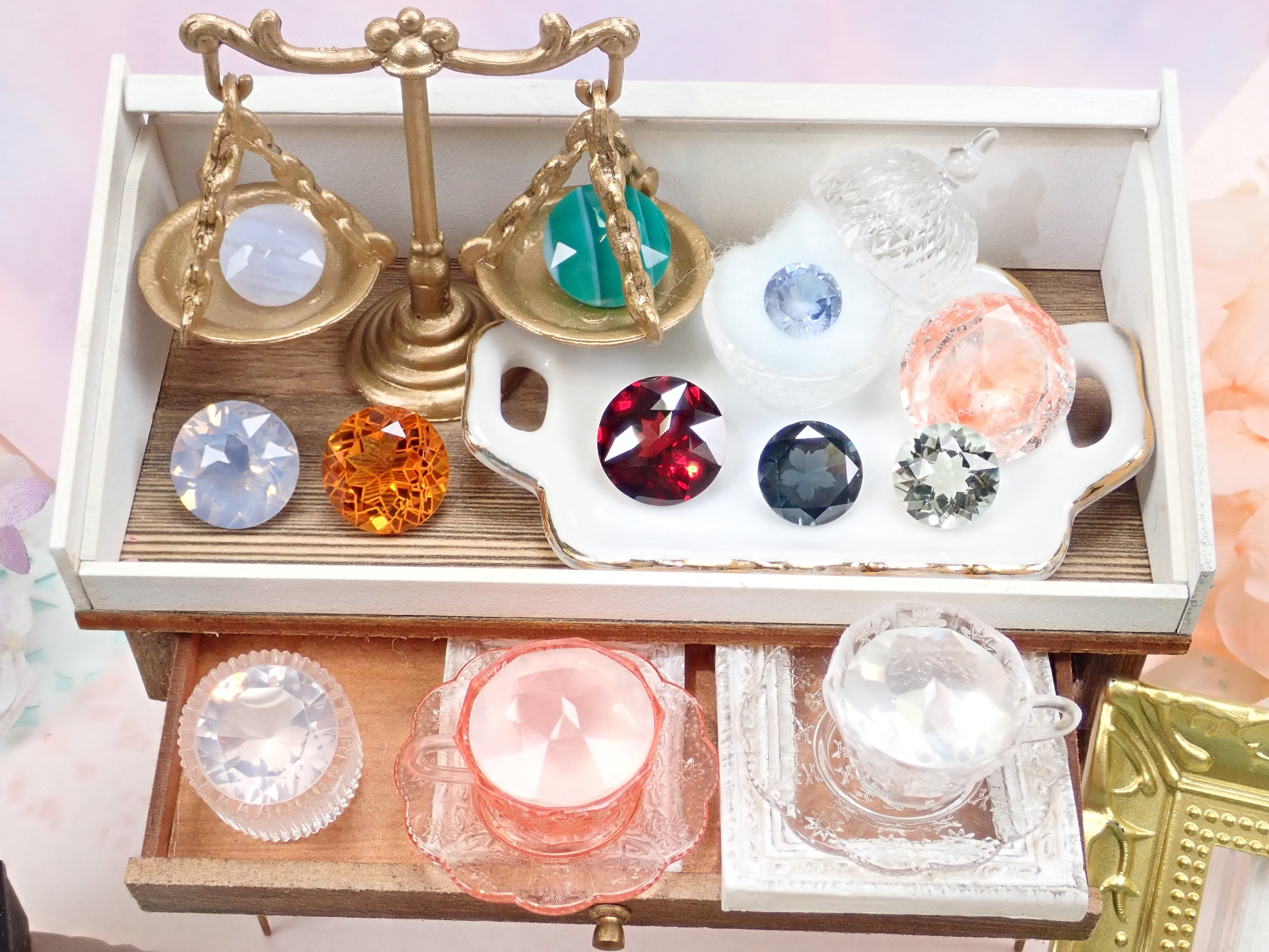 キラキラと春を感じさせる美しい宝石。熟練研磨職人によるカットを愉し