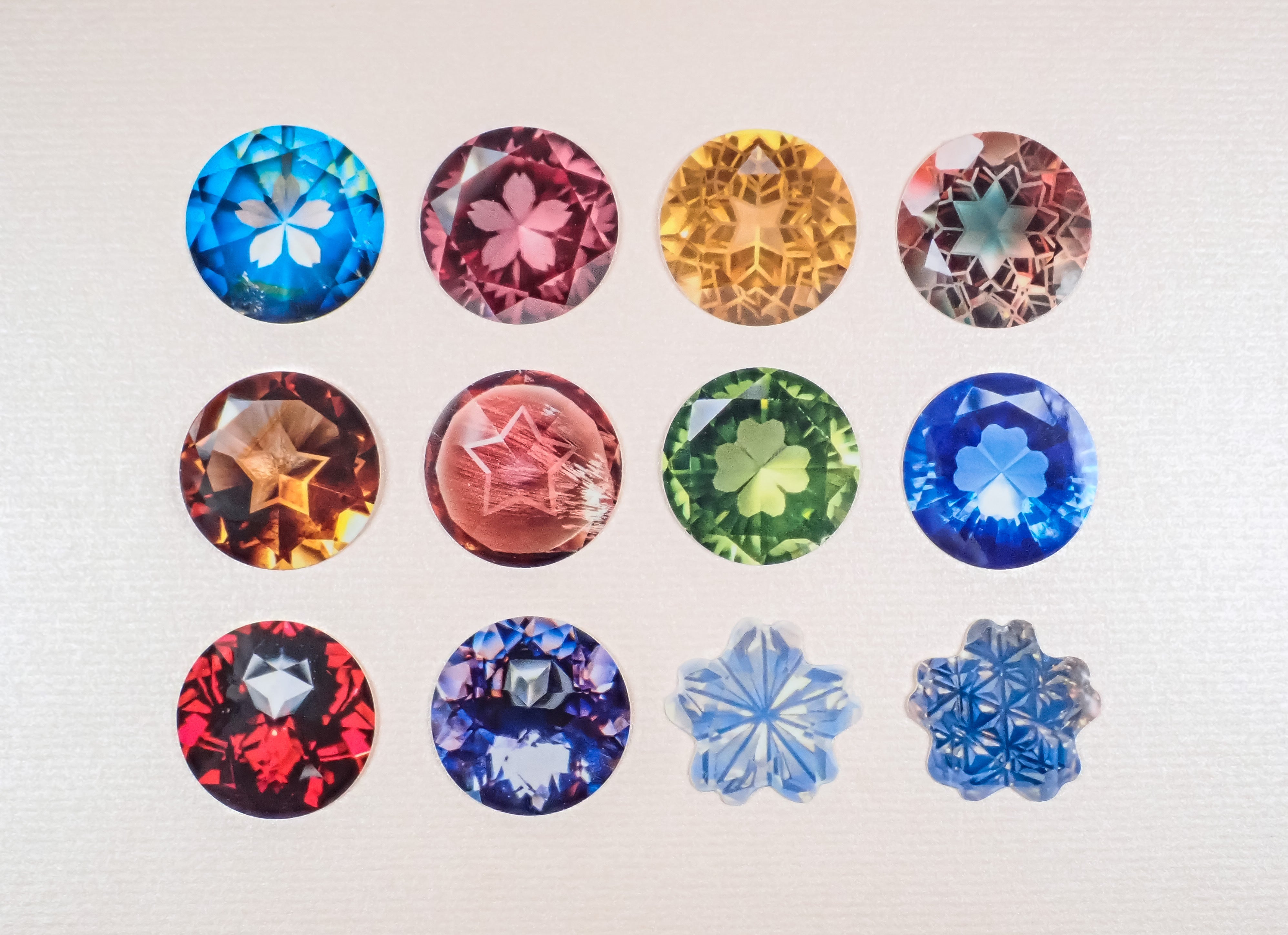 キラキラと春を感じさせる美しい宝石。熟練研磨職人によるカットを愉し