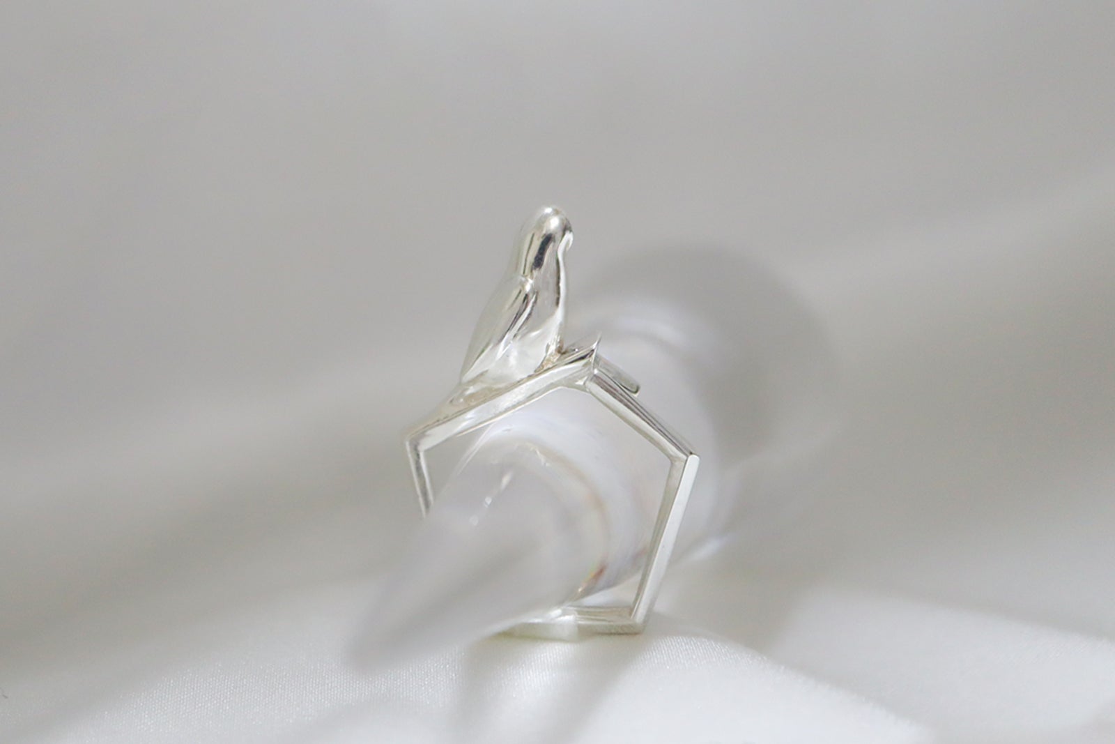 シルバーの木の枝に止まる2羽の小鳥のネックレスとセキセイインコの