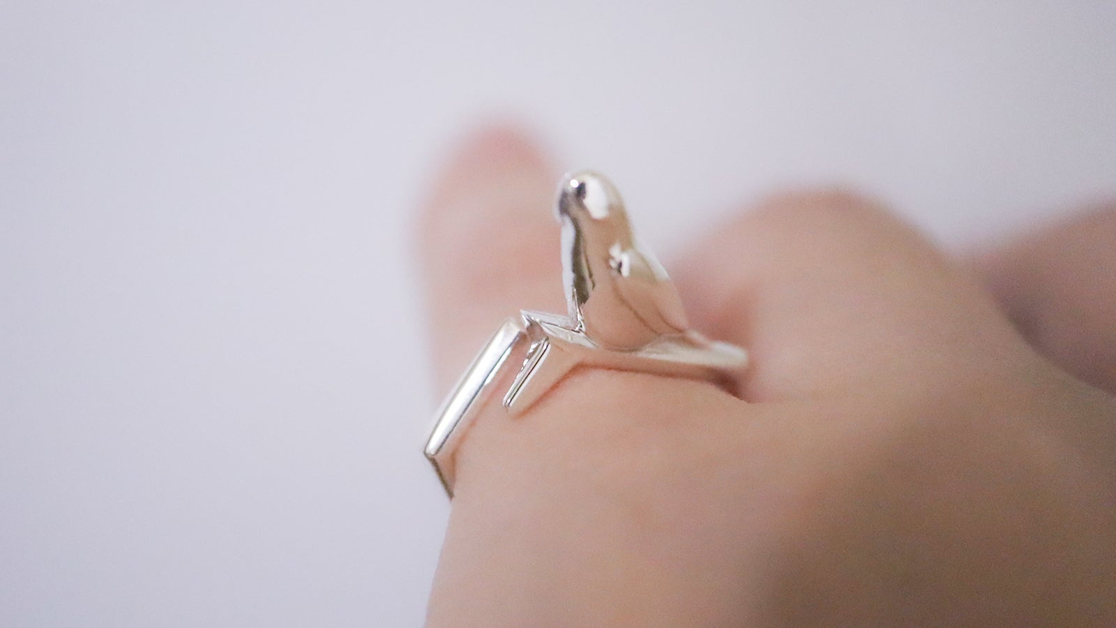 シルバーの木の枝に止まる2羽の小鳥のネックレスとセキセイインコの