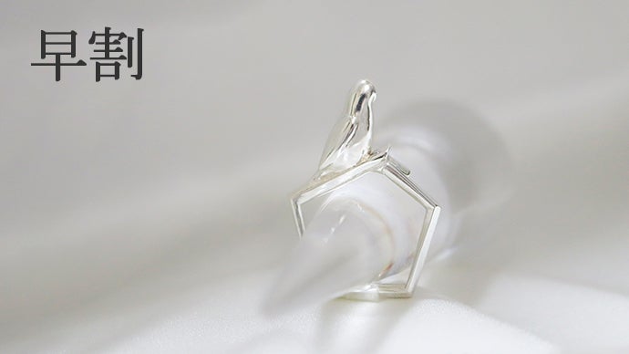 二羽の小鳥 シルバーの木の枝に止まる2羽の小鳥のネックレスとセキセイインコの