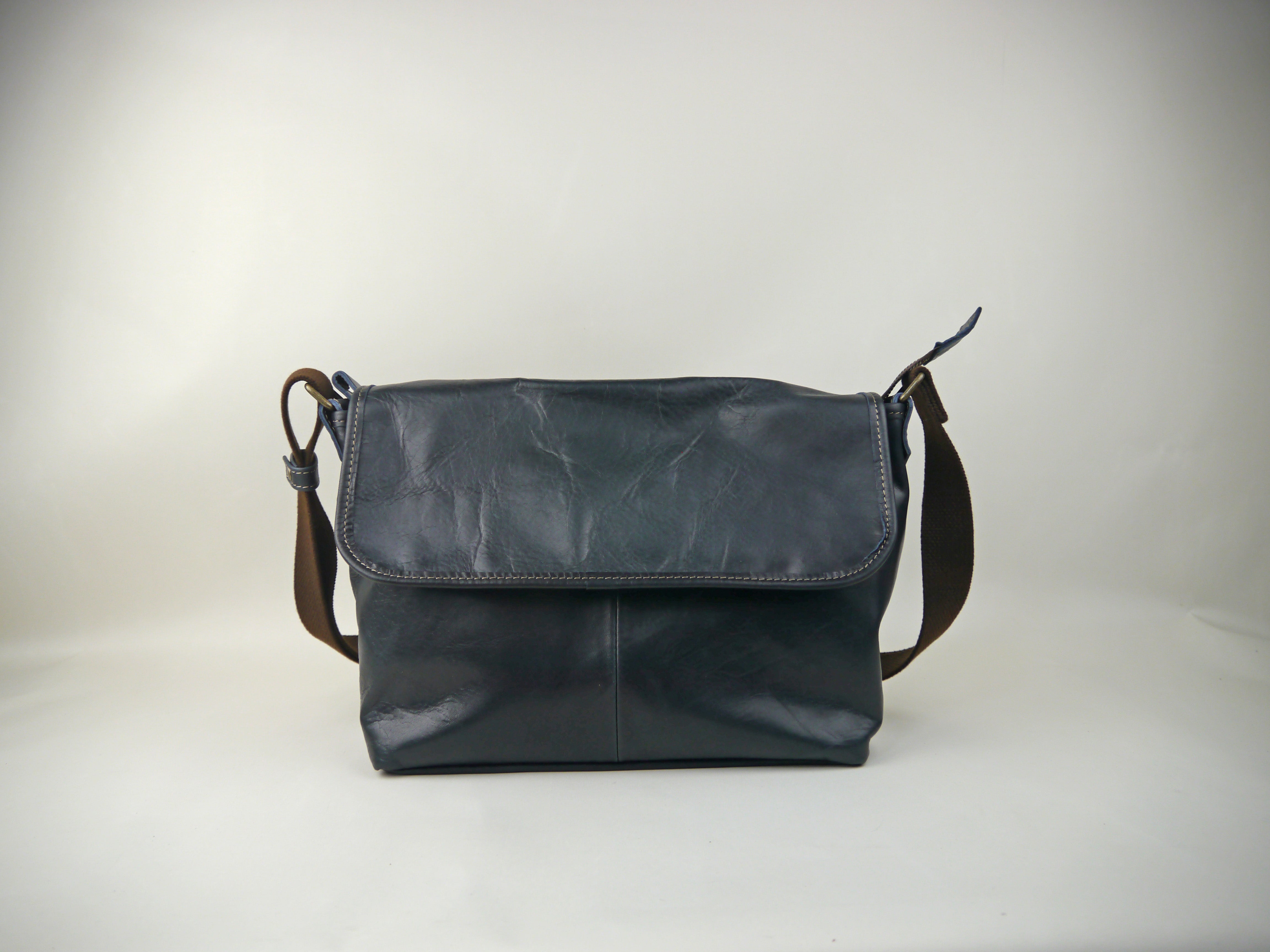 柔らかい革ならではのフィット感！たっぷり入る2サイズ展開のレザー