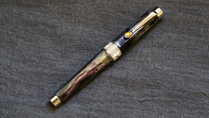 手にすることで、心豊かに。宝飾品のようなイタリアの美しい万年筆たち