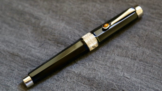 手にすることで、心豊かに。宝飾品のようなイタリアの美しい万年筆たち