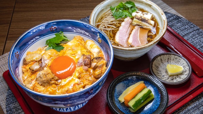 そば屋が辿り着いた新境地！鴨の助「親子丼は飲み物です。」に、鴨そば
