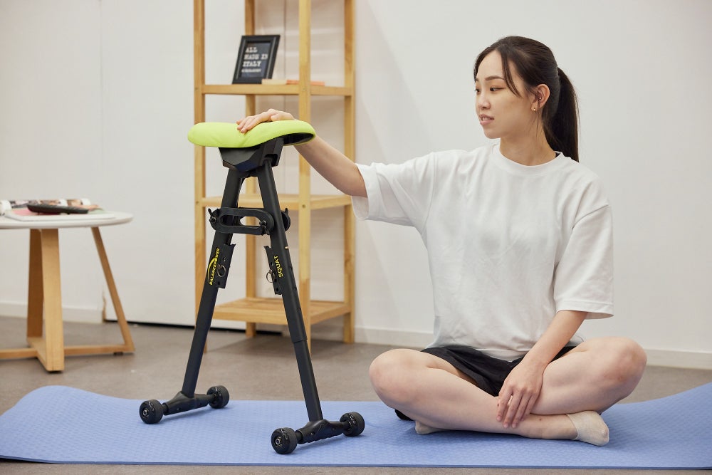 テレビを見ながら軽く座るだけで筋トレができる！新概念の