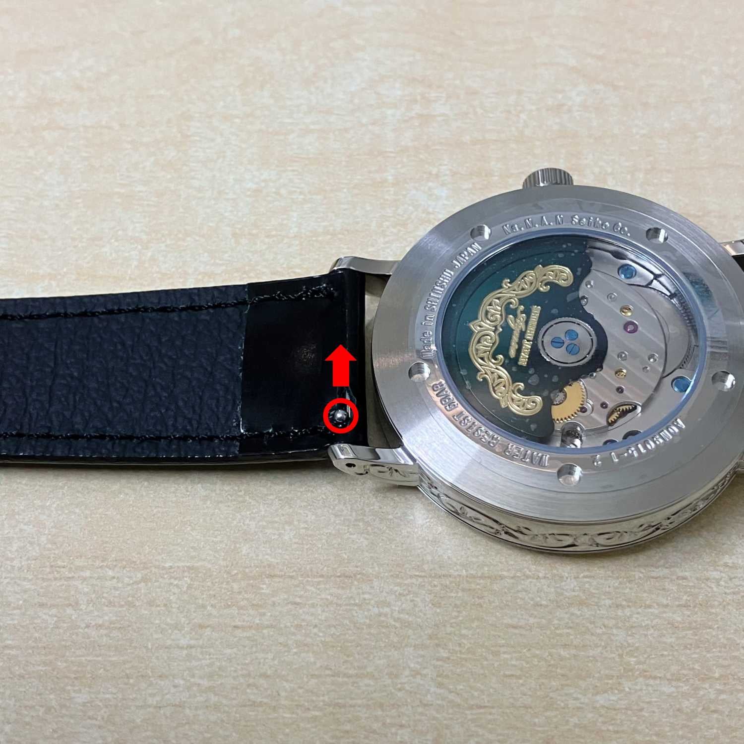 繊細な彫刻、カラー回転錘が美しい。職人が作り上げる日本製機械式