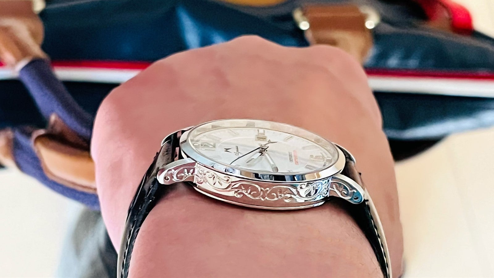 繊細な彫刻、カラー回転錘が美しい。職人が作り上げる日本製機械