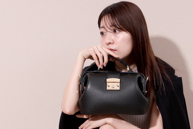 女性に嬉しいサイズ感】大きく開いて取り出しやすい。ウクライナ製本革 女性に嬉しいサイズ感】大きく開いて取り出しやすい。ウクライナ製本革