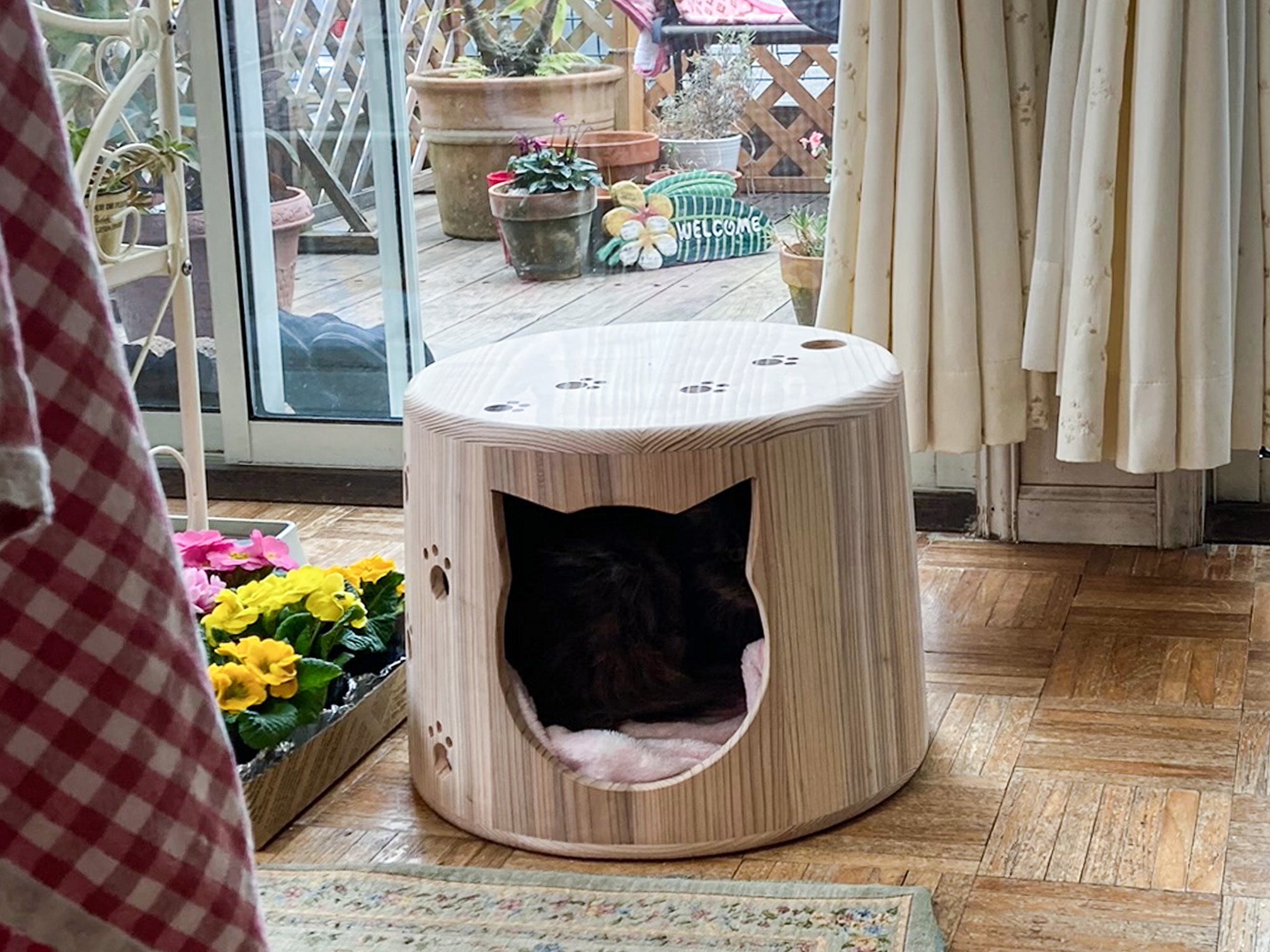 なめらかな触り心地、創業108年の桶樽屋が手がける「ねこハウス