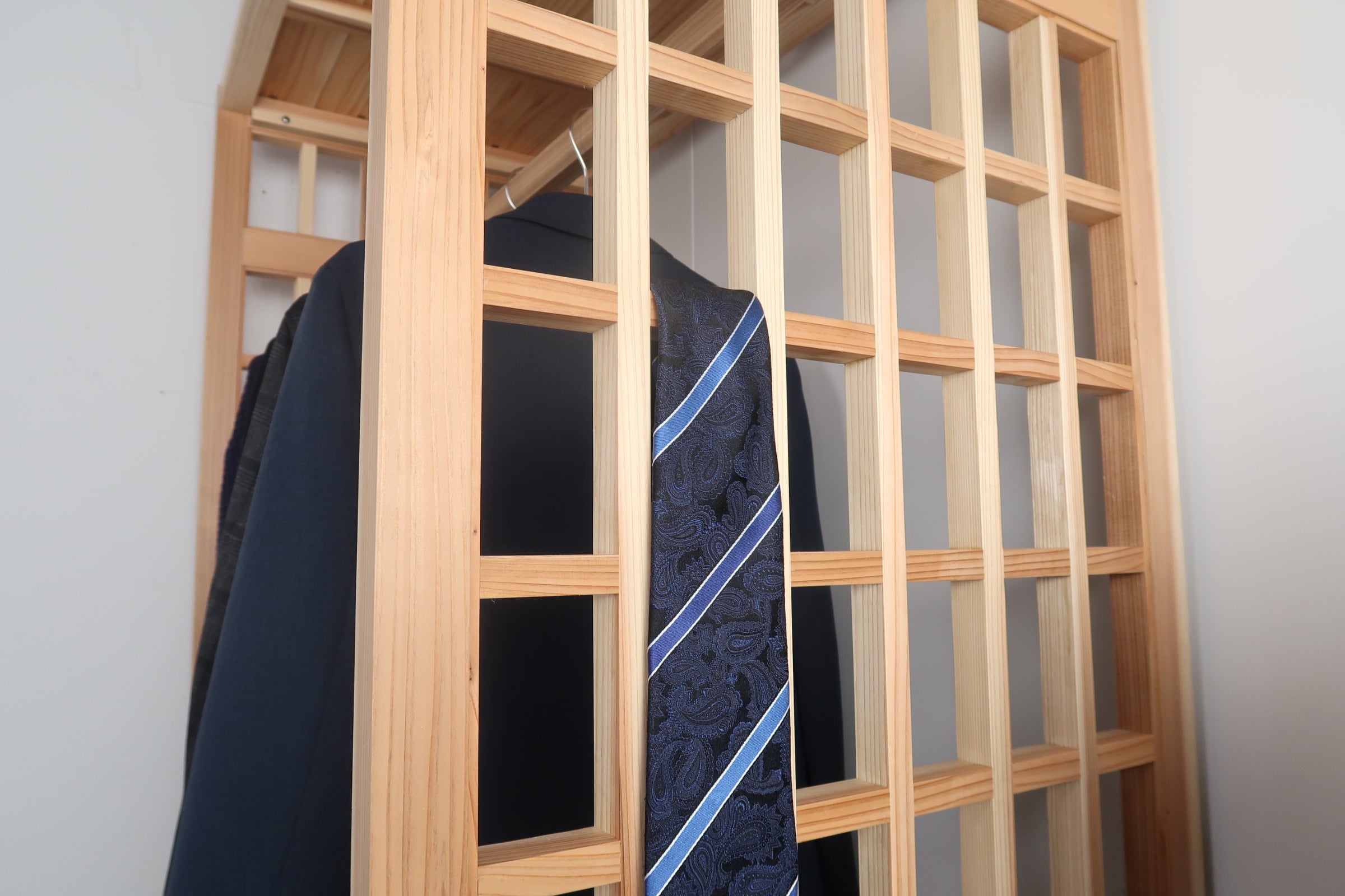宮大工職人の家具】伝統と技術の結晶！ 無垢材杉の高性能ハンガー