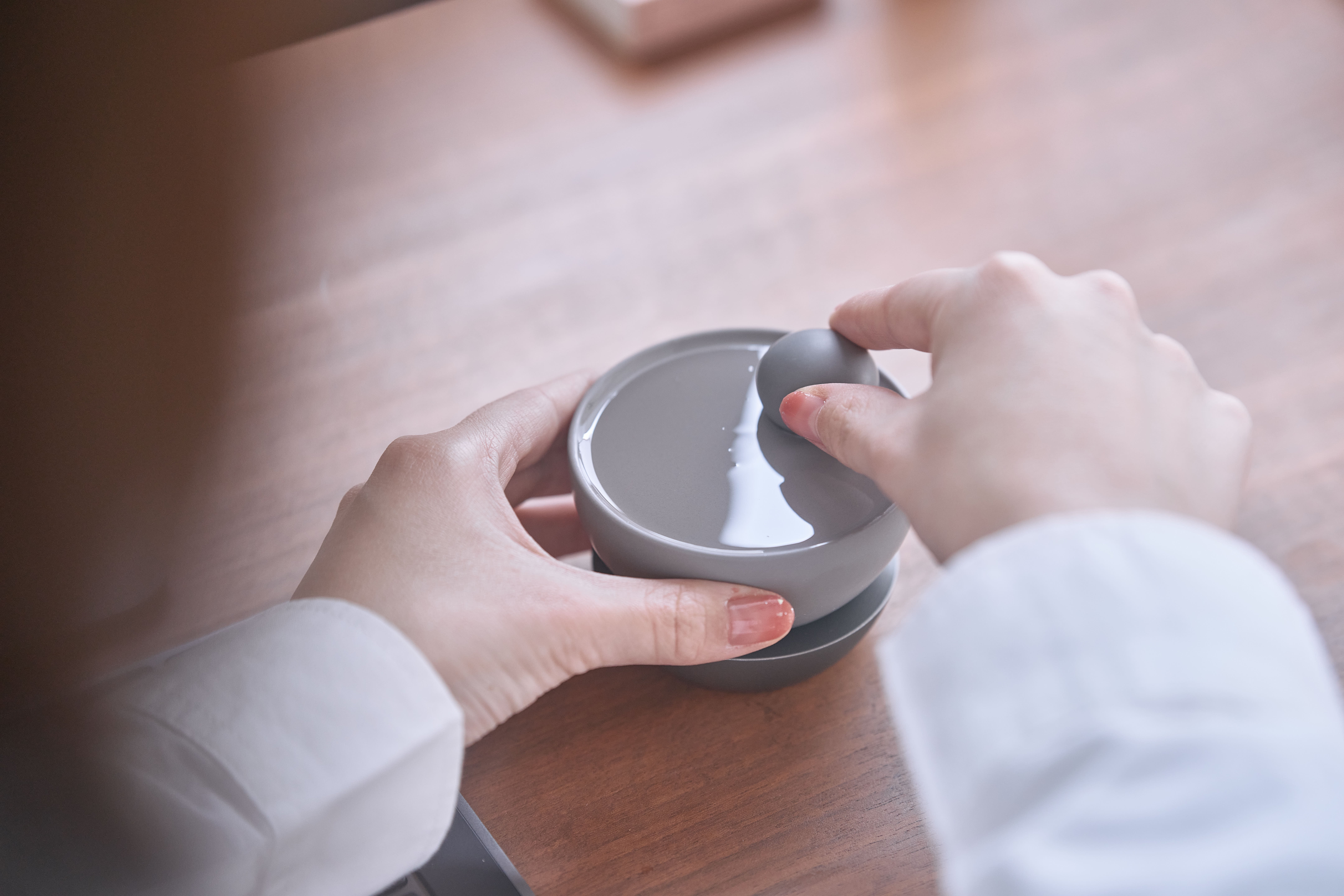 石の響きが音を奏でる無電源スマホスピーカー、誕生 ｜暮らしに石を