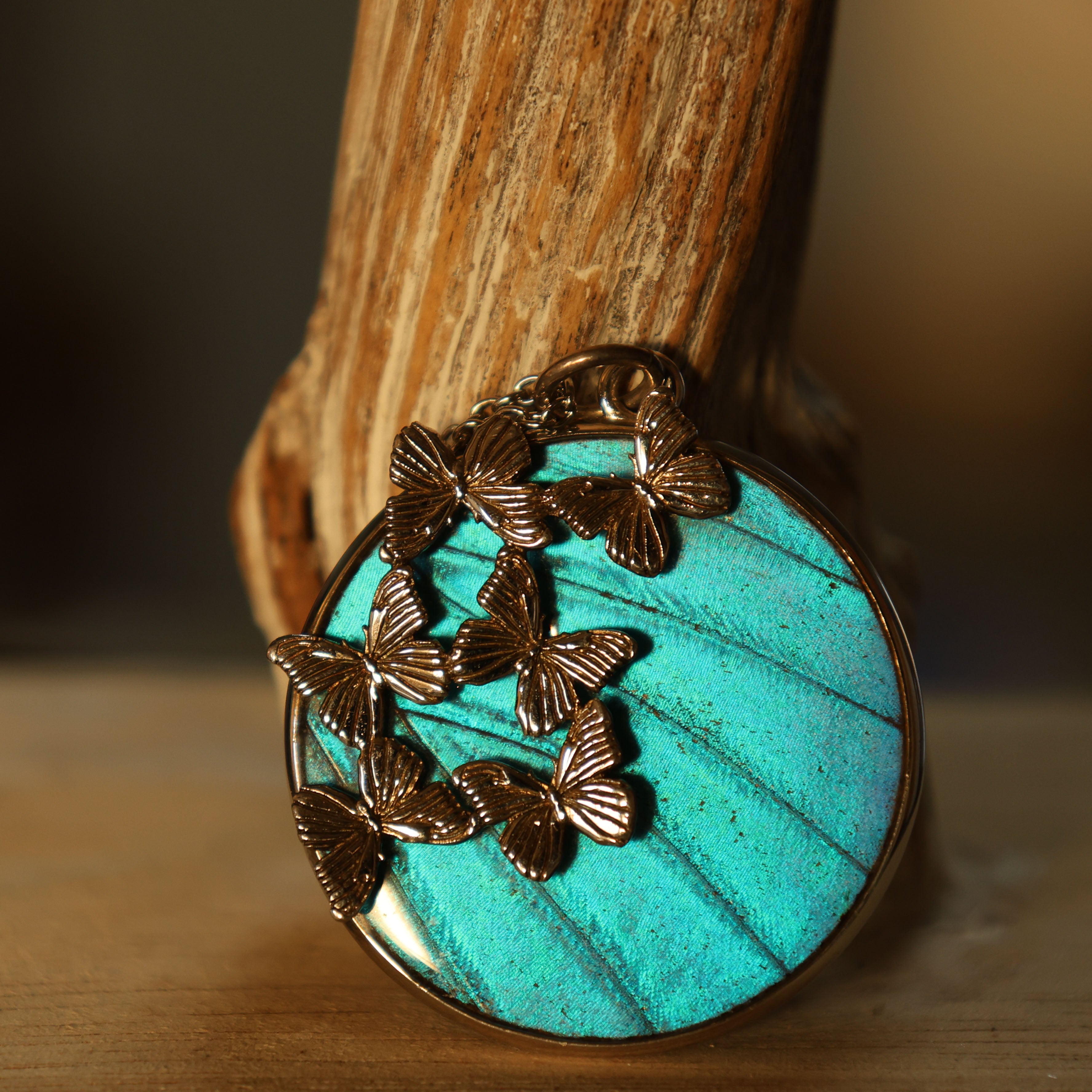 神秘的な青い蝶「モルフォ」を身にまとう、奇跡のバタフライジュエリー