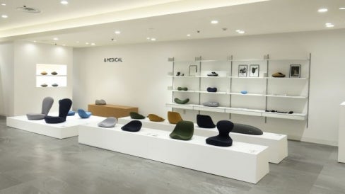 まるで無重力空間】究極のリラックス姿勢を科学した動くソファベンチ