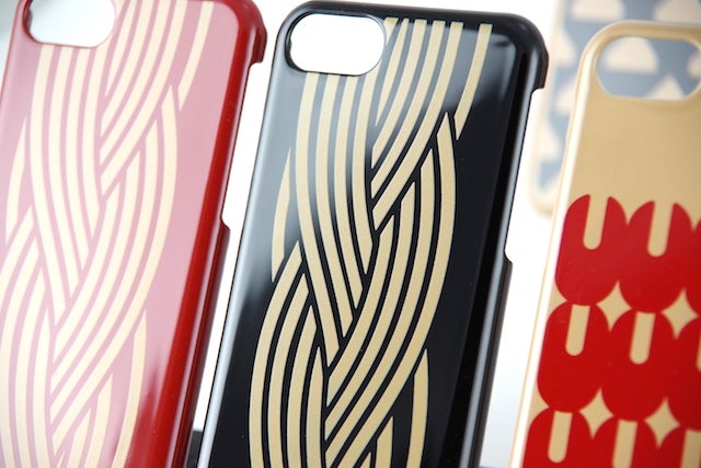 伝統を身近に。石で作られた新素材LIMEXでつくる漆仕上げのiPhone