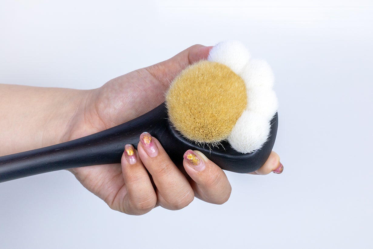 好評第2弾】熊野筆の技術で作った「黒ネコ型ボディブラシ」で