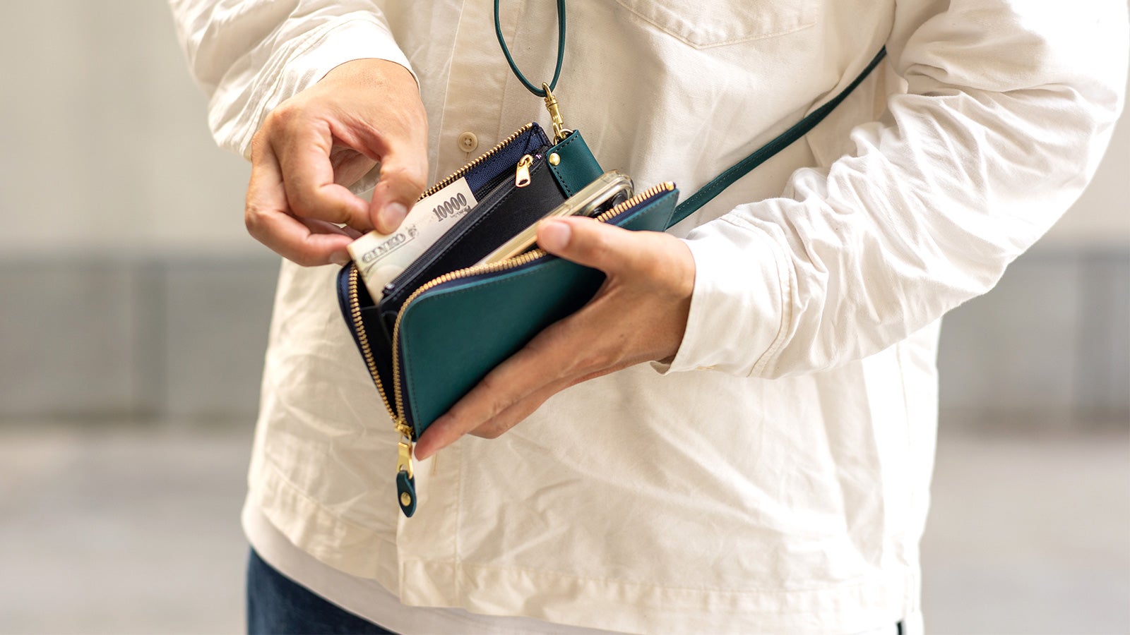 刀を抜刀するようにスマホを出し入れ！財布一体スマホポーチ「新SAYA