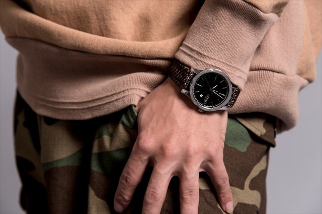 その腕時計は刃物から生まれる。「MUSHA Damascus Watch」｜マクアケ