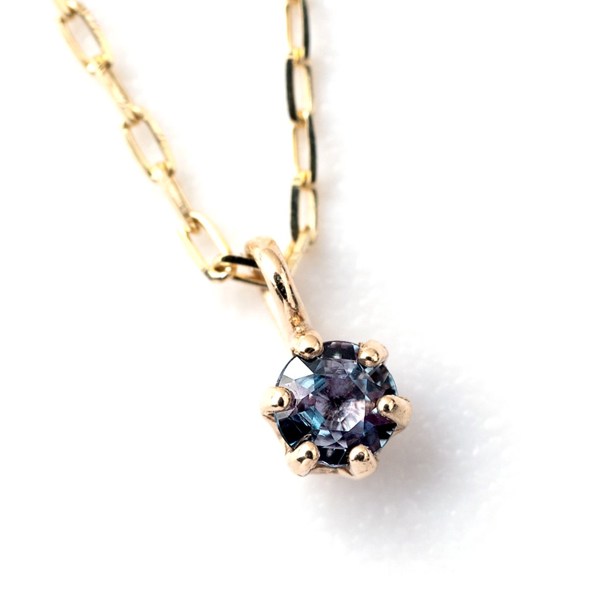 三大希少石♡アレキサンドライトのK10ペンダントトップ 光で色彩が変化する帝王の世界三大希少石『アレキサンドライト』の