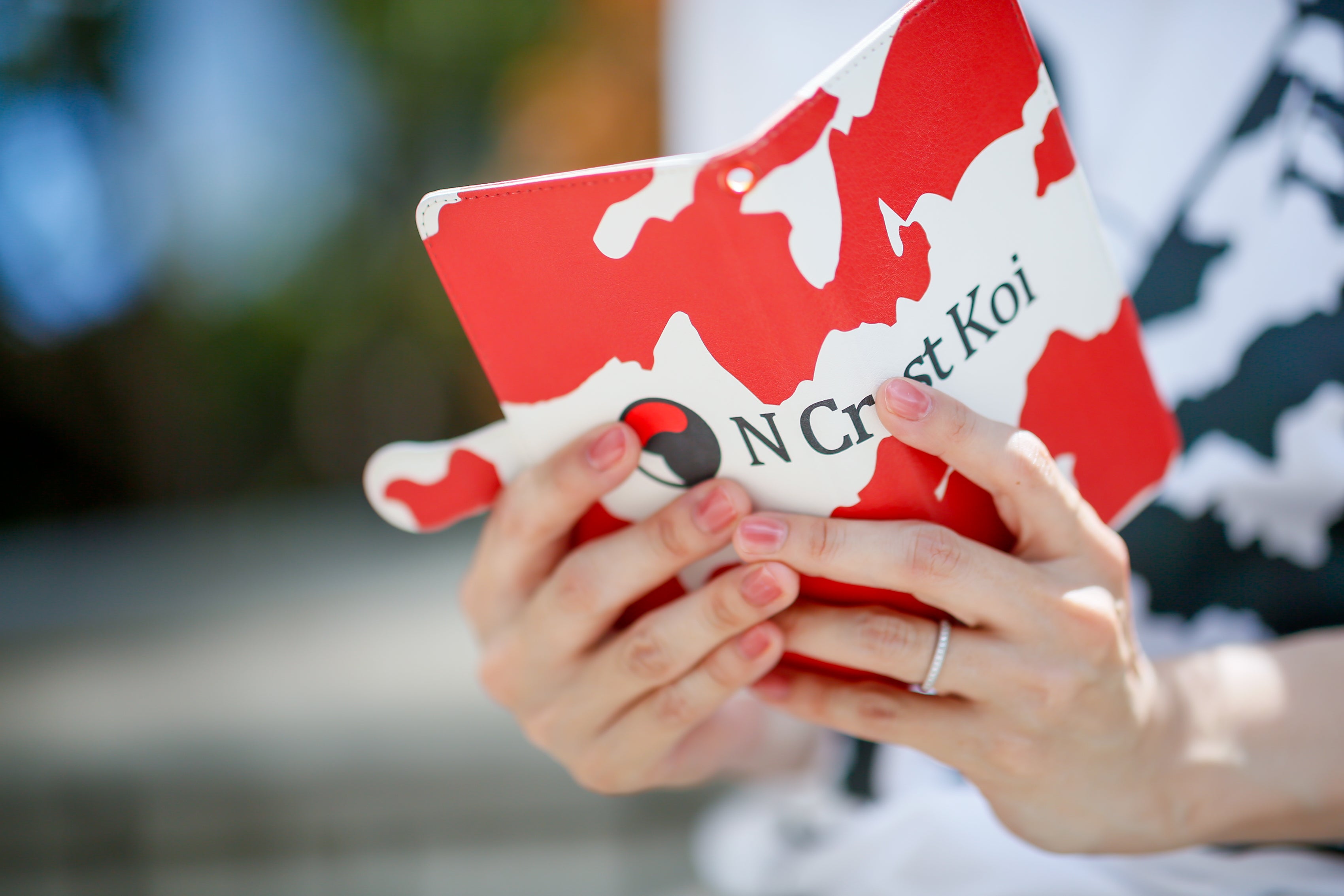 世界に誇る国魚「錦鯉」。泳ぐ宝石と言われる美しき「Koi迷彩」の